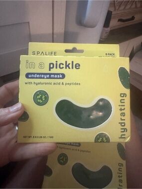 Alife Green Pickle-Shaped Hydrating Undereye Mask Pack
